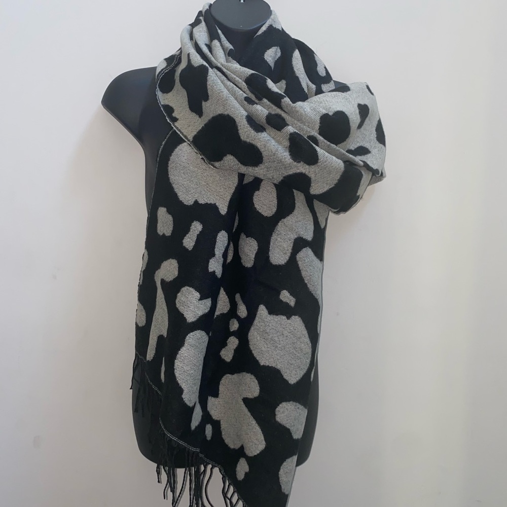 NWT- COW PATTERN TASSLE SCARF